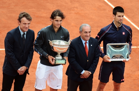  Mats WILANDER, Rafaël NADAL, Jean GACHASSIN, Novak DJOKOVIC - Finale Roland Garros 2012 / © Charles DUTOT